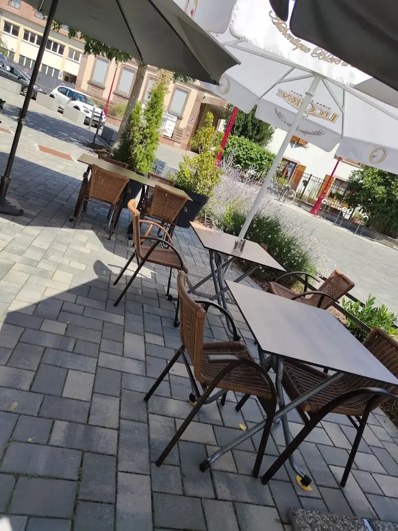 La terrasse du S'Kastele sur la place de la Liberté