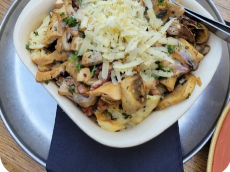 Une assiette gratinée servie au S'Kastele
